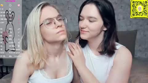 Snapshot of lacyedison chatting on 28, 6, 2026 Violet and Isabel online show from 28, 6, 2026