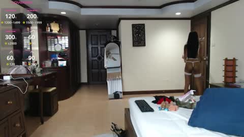 Snapshot of ladii_mia chatting on 8, 2, 2025 Mia online show from 8, 2, 2025