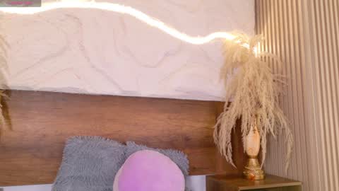 Snapshot of lara_curly chatting on 9, 4, 2026 lara_curly online show from 9, 4, 2026
