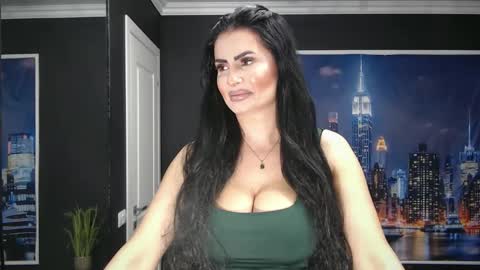 Snapshot of laras_moans chatting on 10, 6, 2026 laras_moans online show from 10, 6, 2026