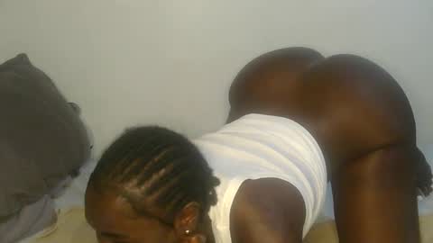 Snapshot of larvy12 chatting on 6, 4, 2026 larvy12 online show from 6, 4, 2026