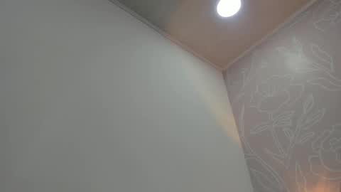 L A U R A online show from 17, 12, 2025