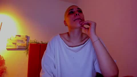 Snapshot of laura_r23 chatting on 20, 4, 2026 Laura Rose online show from 20, 4, 2026