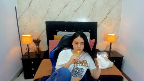Snapshot of laura_soe chatting on 22, 6, 2026 LAURA SOE online show from 22, 6, 2026