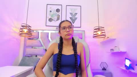 laura stuar online show from 26, 11, 2025