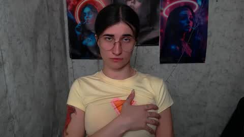 Snapshot of lauradre_ chatting on 4, 6, 2026 Laura online show from 4, 6, 2026