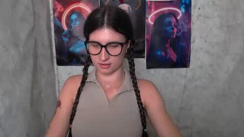 Snapshot of lauradre_ chatting on 4, 7, 2026 Laura online show from 4, 7, 2026
