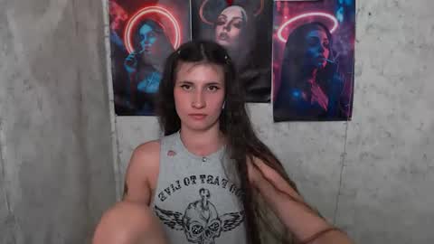 Snapshot of lauradre_ chatting on 7, 7, 2026 Laura online show from 7, 7, 2026