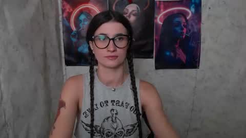 Snapshot of lauradre_ chatting on 8, 7, 2026 Laura online show from 8, 7, 2026