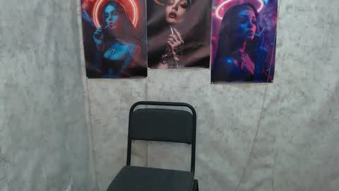 Snapshot of lauradre_ chatting on 5, 8, 2026 Laura online show from 5, 8, 2026
