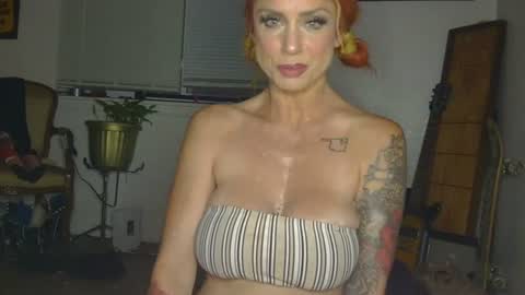 Snapshot of lauralye1983 chatting on 5, 7, 2026 Lilian Banks online show from 5, 7, 2026