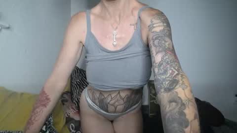 Snapshot of lauralye1983 chatting on 3, 8, 2026 Lilian Banks online show from 3, 8, 2026