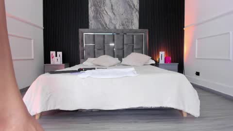 Lauren Weels online show from 8, 4, 2026