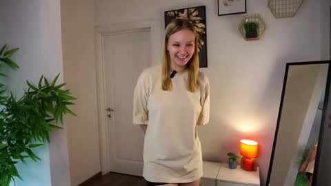 Snapshot of laurendarou chatting on 27, 10, 2025 Ellie  online show from 27, 10, 2025