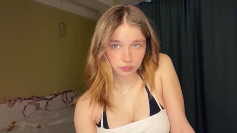 Snapshot of laurineleconey chatting on 2, 3, 2026 Bella online show from 2, 3, 2026