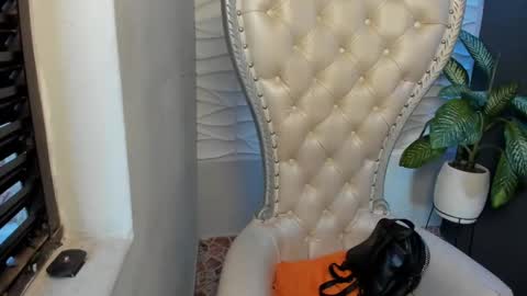 Layla online show from 3, 10, 2025