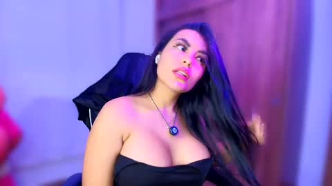 Snapshot of layla_nicols chatting on 6, 4, 2026 Layla online show from 6, 4, 2026