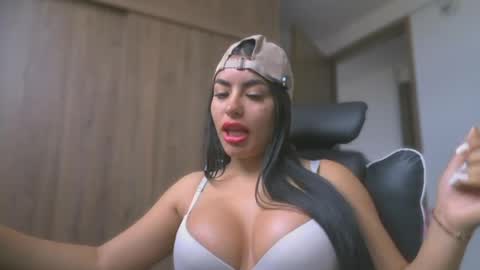 Snapshot of layla_nicols chatting on 27, 5, 2026 Layla online show from 27, 5, 2026