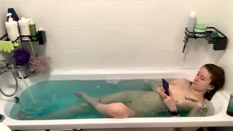 Snapshot of lazy_dazzy chatting on 4, 10, 2025 lazy_dazzy online show from 4, 10, 2025