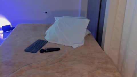 Snapshot of leahaltomm chatting on 5, 3, 2025 leahaltomm online show from 5, 3, 2025