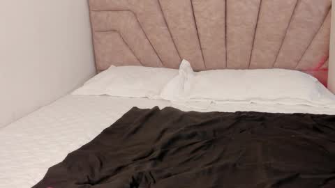 Snapshot of leahaltomm chatting on 29, 10, 2025 leahaltomm online show from 29, 10, 2025