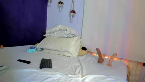 Snapshot of leamonroe__ chatting on 13, 5, 2026 Hey Im Lea online show from 13, 5, 2026
