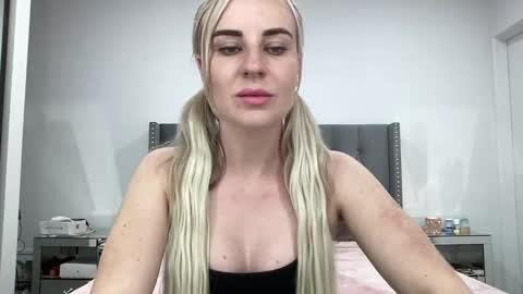 Snapshot of leannaxox chatting on 10, 3, 2025 Leanna online show from 10, 3, 2025