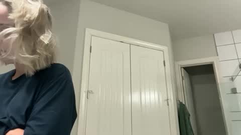 Snapshot of leanneluxecouple chatting on 20, 10, 2025 leanneluxecouple online show from 20, 10, 2025