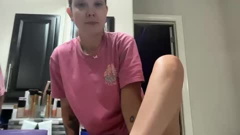 Snapshot of leanneluxecouple chatting on 21, 10, 2025 leanneluxecouple online show from 21, 10, 2025