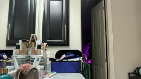 Snapshot of leanneluxecouple chatting on 22, 10, 2025 leanneluxecouple online show from 22, 10, 2025