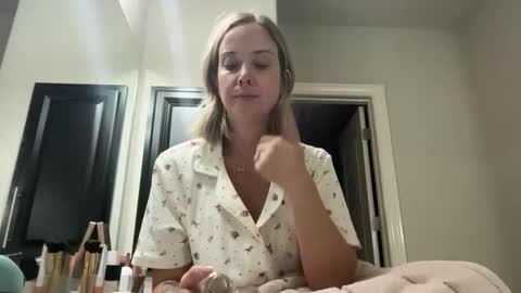 Snapshot of leanneluxecouple chatting on 27, 10, 2025 leanneluxecouple online show from 27, 10, 2025