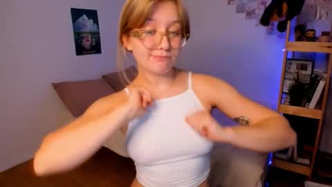 Snapshot of leazy_peasy chatting on 20, 10, 2025 Ellie online show from 20, 10, 2025