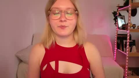 Snapshot of leazy_peasy chatting on 28, 7, 2026 Ellie online show from 28, 7, 2026