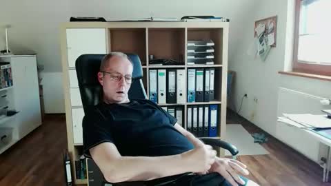 Snapshot of lefti27 chatting on 21, 4, 2026 Dave online show from 21, 4, 2026