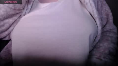 Snapshot of lenagolden chatting on 24, 4, 2026 lenagolden online show from 24, 4, 2026