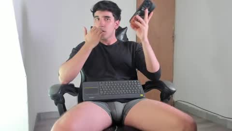 Snapshot of leo_jones389 chatting on 2, 7, 2026 Leo Jones online show from 2, 7, 2026
