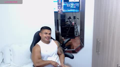 Snapshot of leo_muscleboy chatting on 12, 11, 2025 Leo online show from 12, 11, 2025