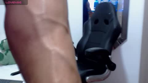 Snapshot of leo_muscleboy chatting on 15, 11, 2025 Leo online show from 15, 11, 2025
