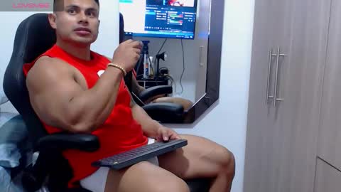 Snapshot of leo_muscleboy chatting on 21, 11, 2025 Leo online show from 21, 11, 2025