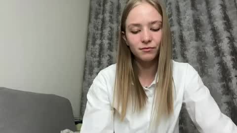 Snapshot of leona_grand chatting on 11, 6, 2026 Emma online show from 11, 6, 2026