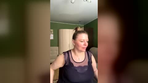 Snapshot of leona_tracie chatting on 17, 6, 2026 Leona tracie online show from 17, 6, 2026