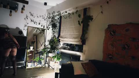 Snapshot of leonamell chatting on 10, 9, 2025 Leo online show from 10, 9, 2025