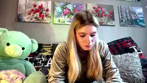 Snapshot of leonidalabrador chatting on 7, 7, 2026 Mia online show from 7, 7, 2026