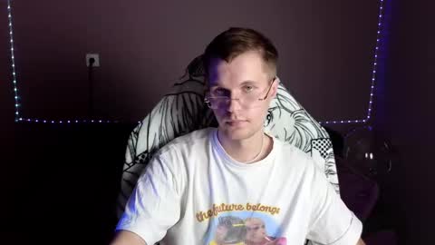 Snapshot of leonnextdoor chatting on 2, 1, 2025 Leon online show from 2, 1, 2025