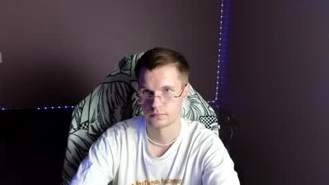 Snapshot of leonnextdoor chatting on 2, 1, 2025 Leon online show from 2, 1, 2025