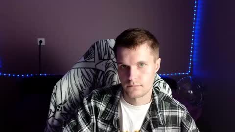 Snapshot of leonnextdoor chatting on 4, 1, 2025 Leon online show from 4, 1, 2025