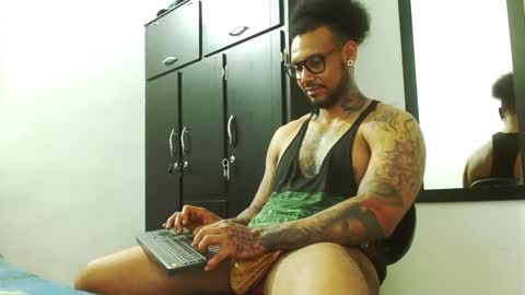 Snapshot of lewisstrong chatting on 8, 10, 2025 Lewis Strong online show from 8, 10, 2025