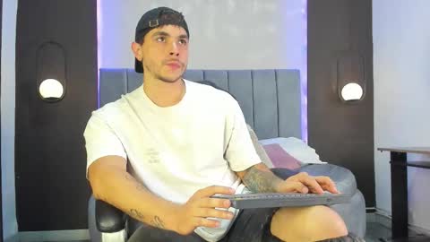 Snapshot of liam_walk chatting on 8, 11, 2025 Liam online show from 8, 11, 2025