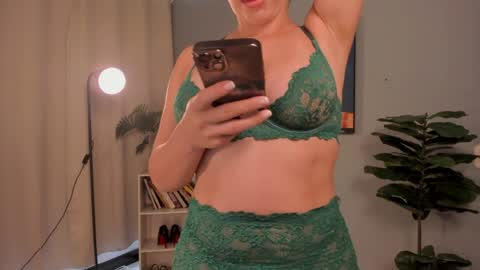 Snapshot of liapearce chatting on 2, 6, 2026 Lia online show from 2, 6, 2026