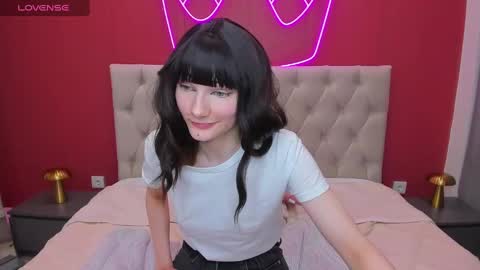 Lilli  follow me kiss online show from 28, 2, 2025